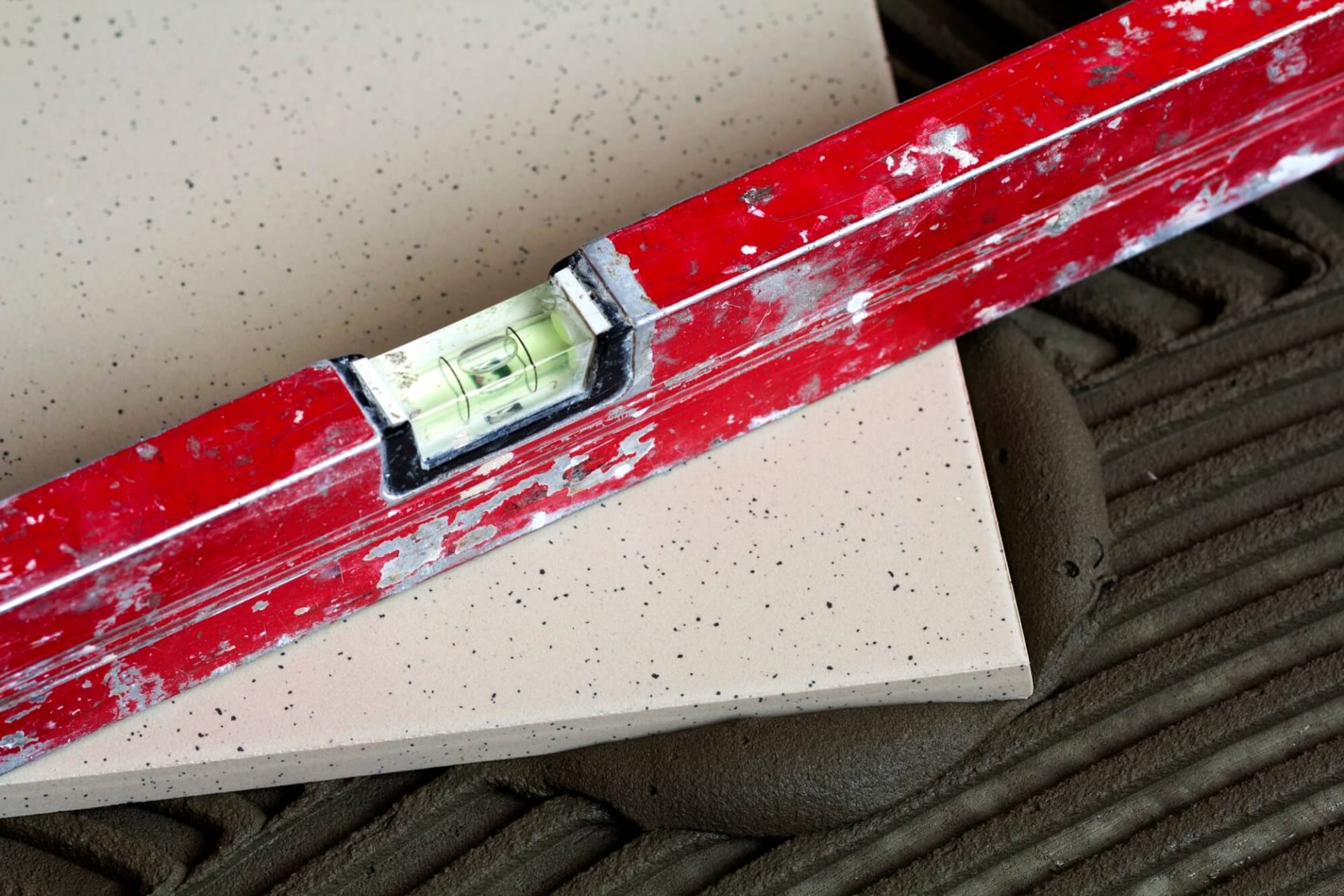Professionell plattsättning med vattenpass för exakt resultat.